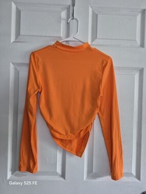 (S)Women’s Long-Sleeve Orange Crop Top